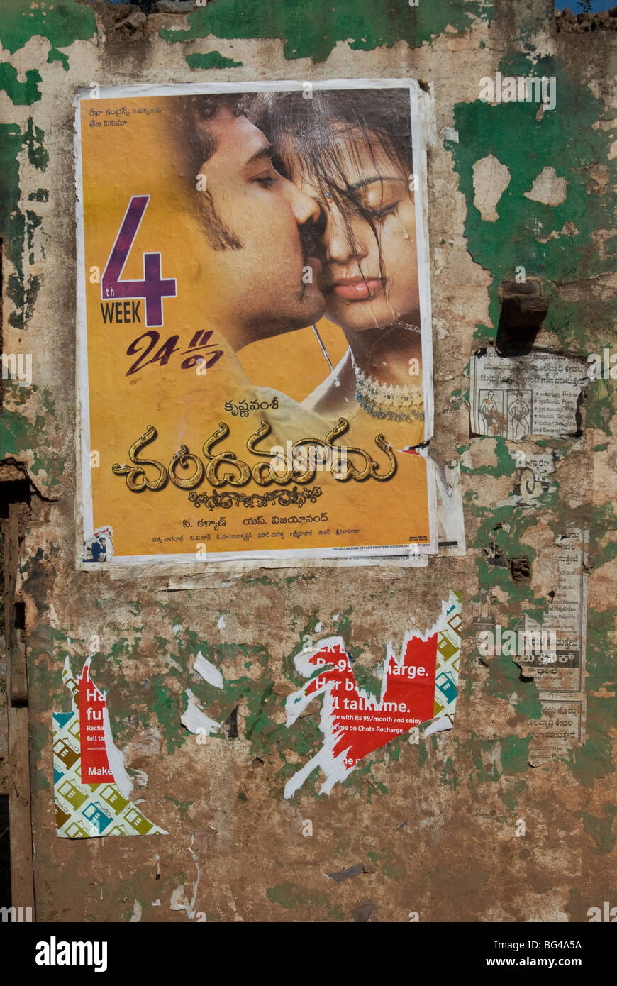 Bollywood-Film-Poster an der Wand, Hospet, Karnataka, Indien, Asien Stockfoto