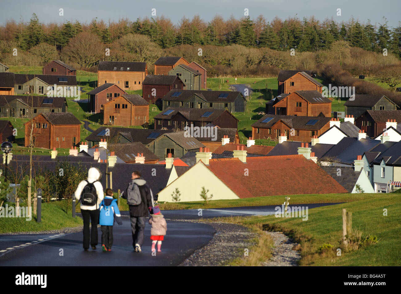 Herbstnachmittag - Familie entlang frei Verkehrsstraße im Bluestone Holiday Centre, Pembrokeshire Wales UK Stockfoto