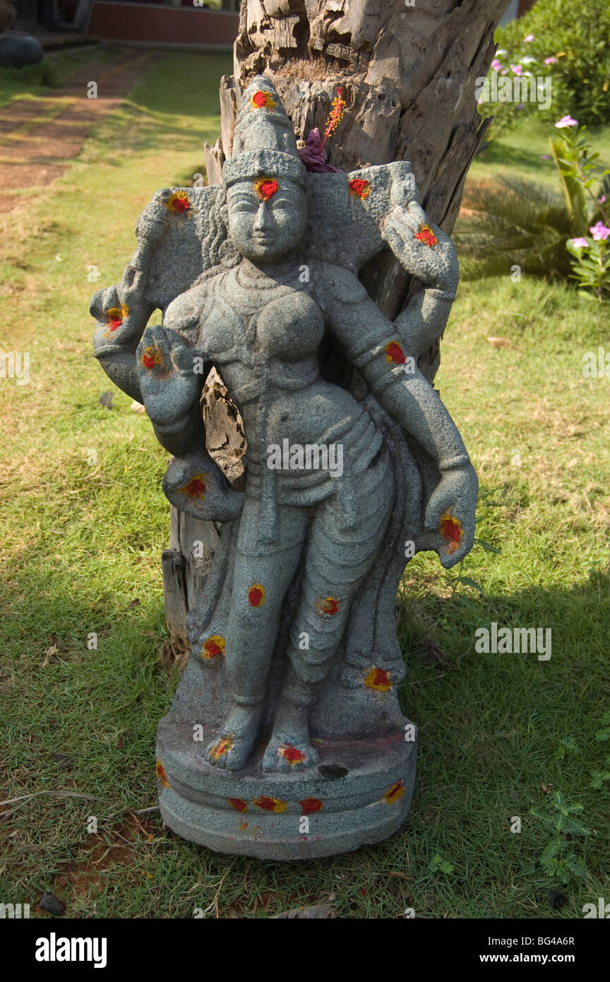 Hindu-Göttin verziert mit roten und gelben Puja markiert, Pondicherry, Tamil Nadu, Indien, Asien Stockfoto