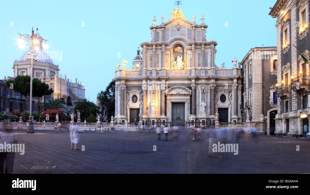 Piazza Duomo bei Dämmerung, Catania, Sizilien, Italien, Europa Stockfoto