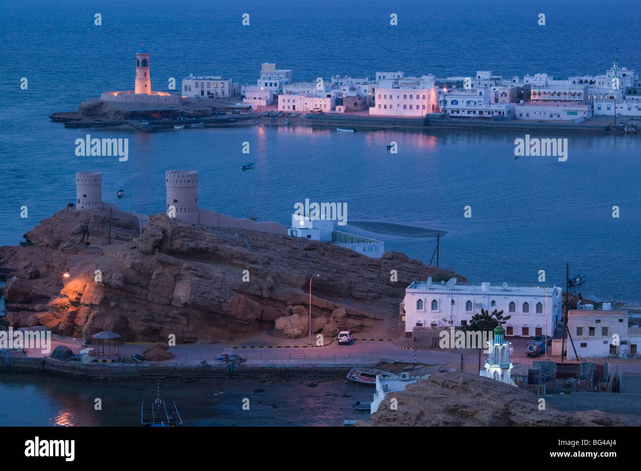 Oman, Sharqiya Region, Sur, Türme von Al Ayajh Fort, Sur Bucht Stockfoto