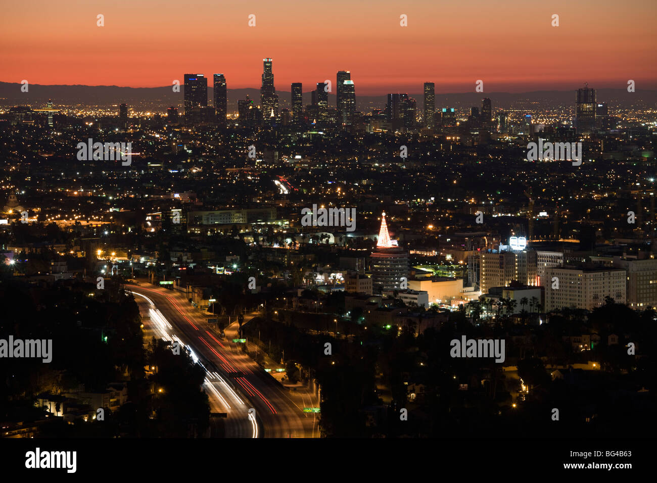 USA, California, Los Angeles, Innenstadt und Hollywood Freeway 101 aus Hollywood Bowl übersehen, dawn Stockfoto