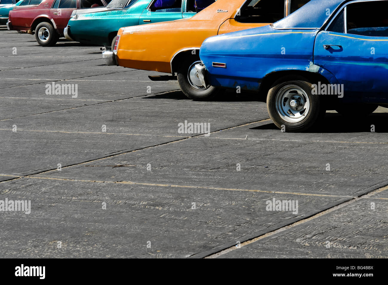Amerikanische Oldtimer aus 1970er Jahren geparkt auf dem Messestand in El Mojan, Venezuela. Stockfoto