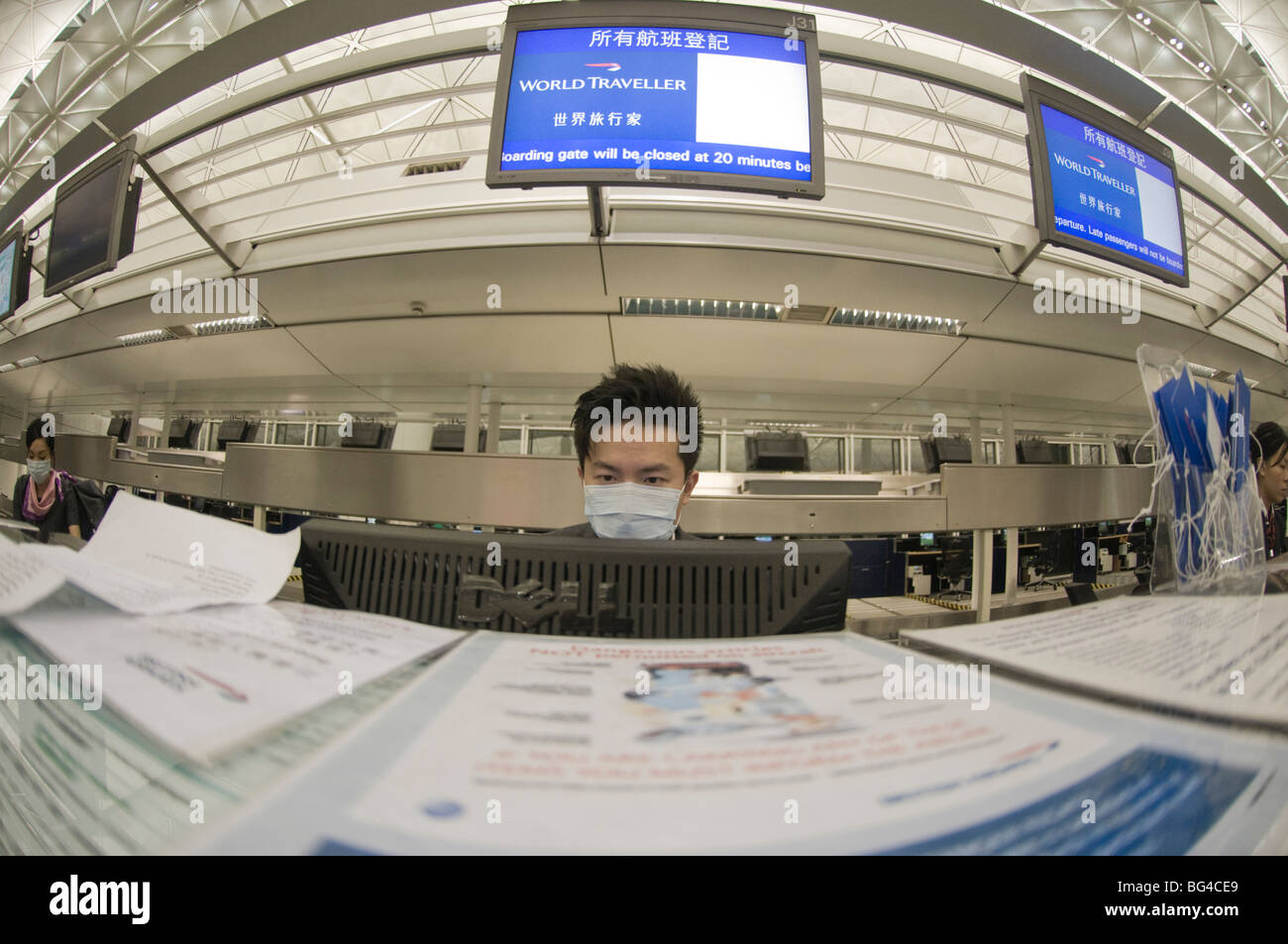 Flughafen Hong Kong, Schweine Grippe Gesichtsmaske Stockfoto