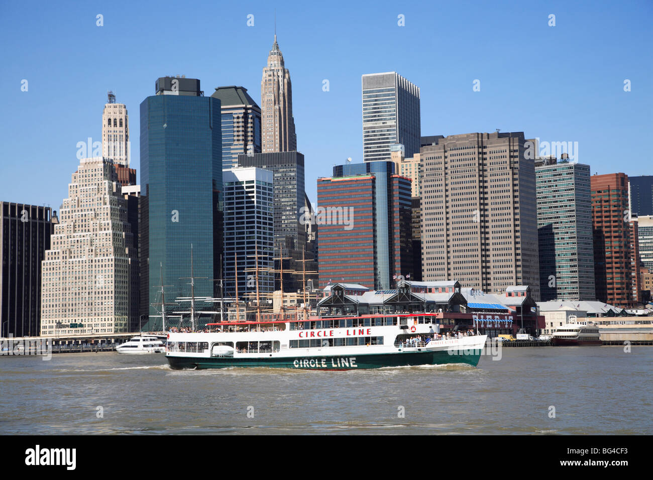 Circle Line Tour Boat, senken Sie Manhattan Skyline, Bankenviertel, New York City, Vereinigte Staaten von Amerika, Nordamerika Stockfoto