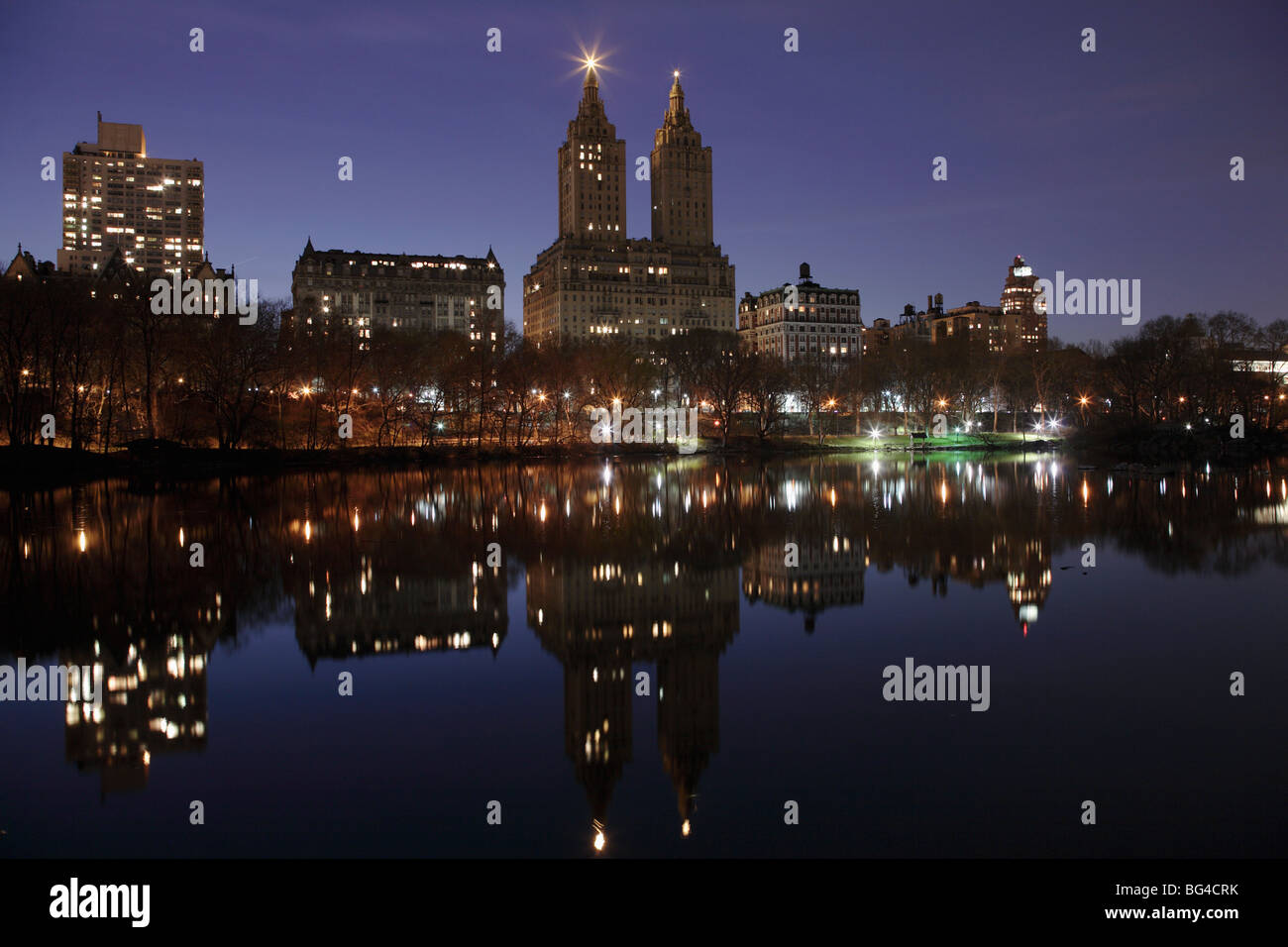 Die San-Remo-Türme, Central Park West Skyline bei Nacht spiegelt sich im See, Central Park, Manhattan, New York City, USA Stockfoto