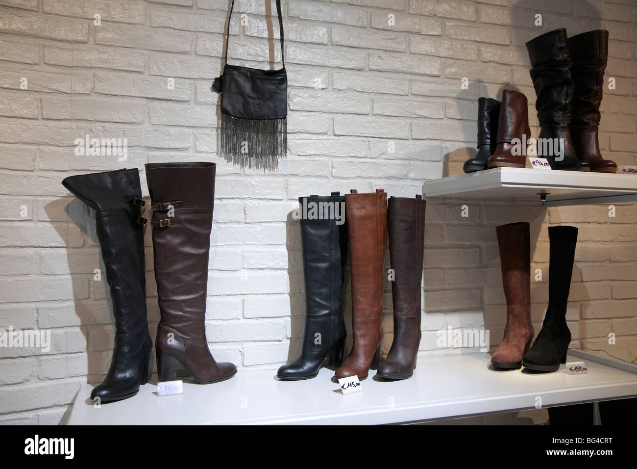 Damenstiefel im Regal im shop Stockfoto