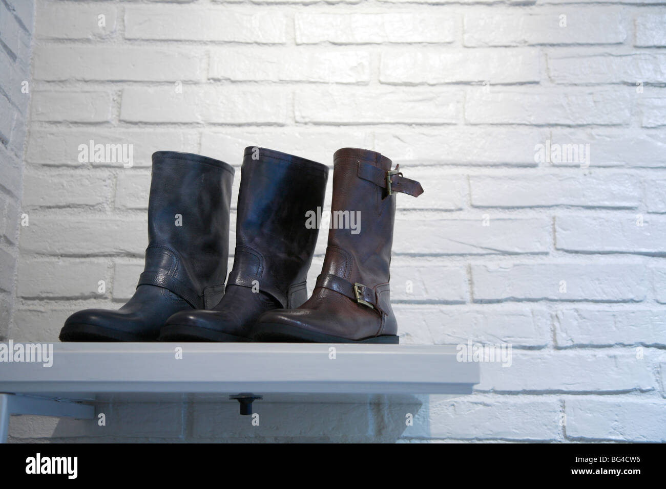 Damenstiefel im Regal im shop Stockfoto