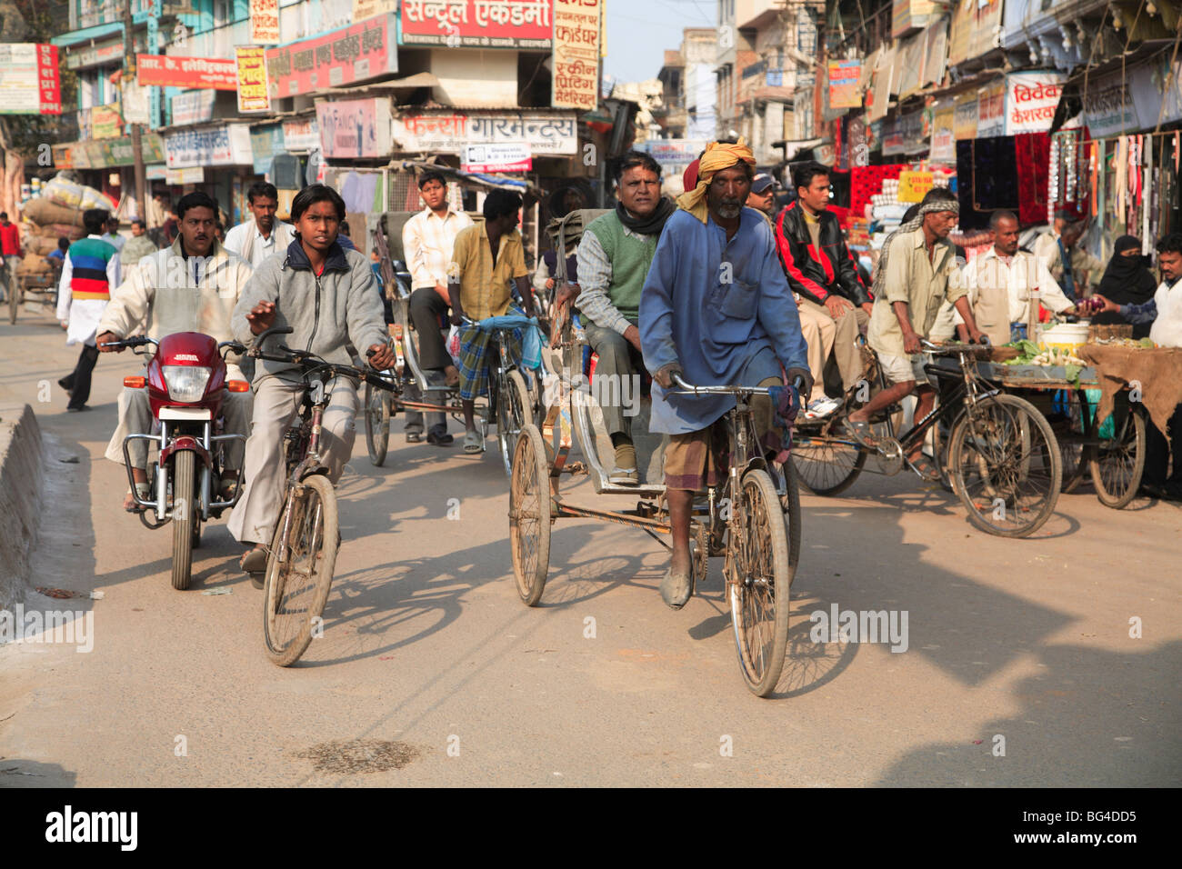 Verkehr, Altstadt, Varanasi, Uttar Pradesh, Indien, Asien Stockfoto