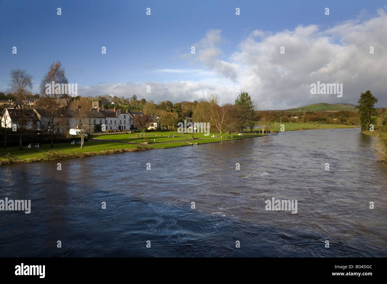 Den Fluss Nore in der Flut, Birr, County Kilkenny, Irland Stockfoto