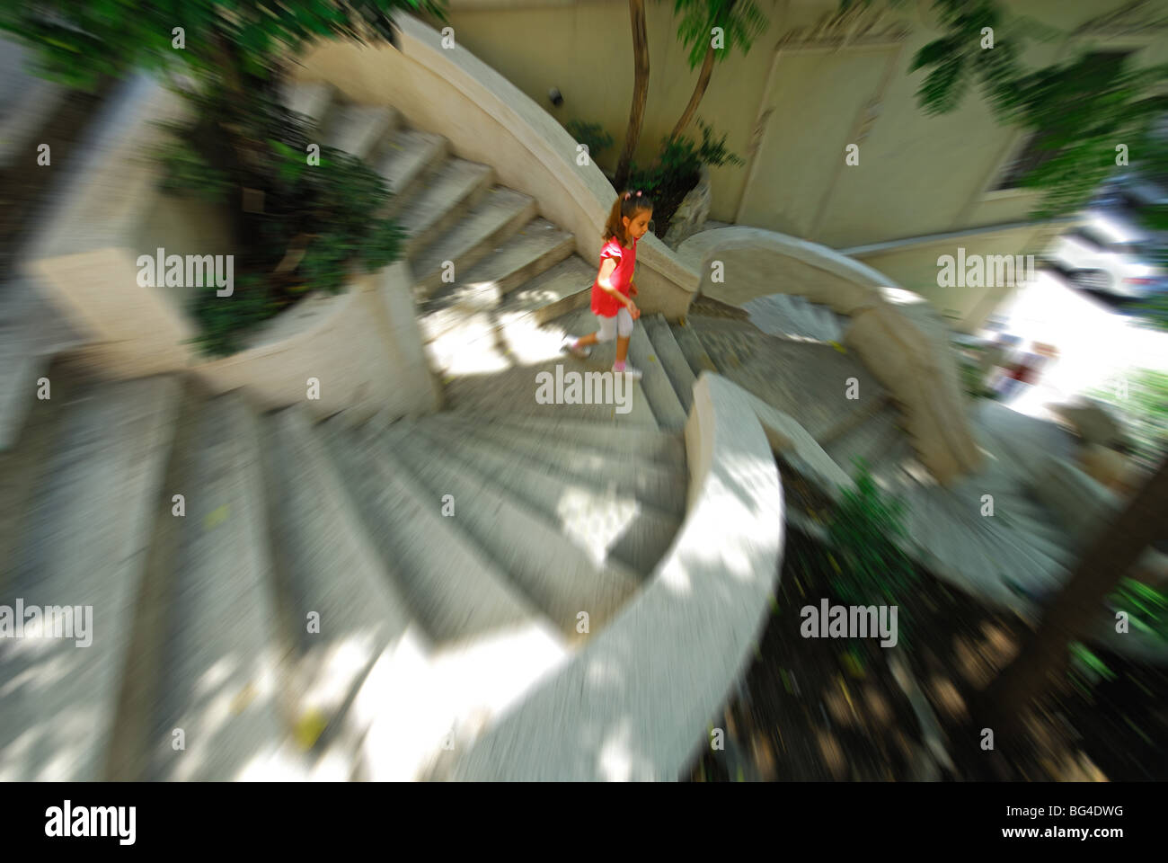 ISTANBUL, TÜRKEI. Ein kleines Kind läuft die Kamondo Treppe in die Karakoy Bezirk Beyoglu hinunter. 2009. Stockfoto