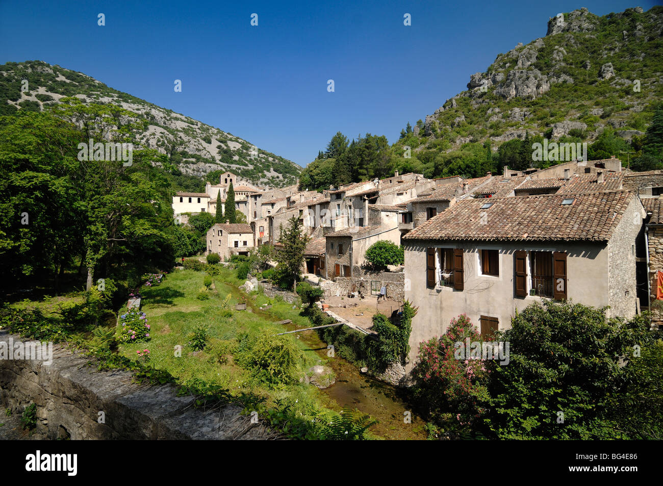 Panoramablick auf den Fluss Verdus und das Dorf Saint-Guilhem-le-Désert in der Schlucht Verdus, Hérault, Languedoc Roussillon, Frankreich Stockfoto
