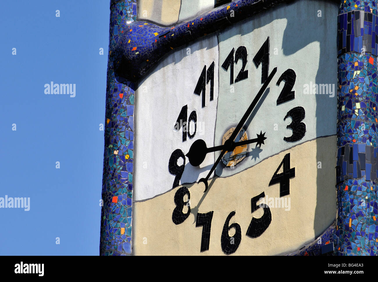 Detail der Uhr im St. Barbara-Kirche (Kirche der Heiligen Barbara)  renoviert von Hundertwasser in Köflach, Steiermark, Österreich  Stockfotografie - Alamy