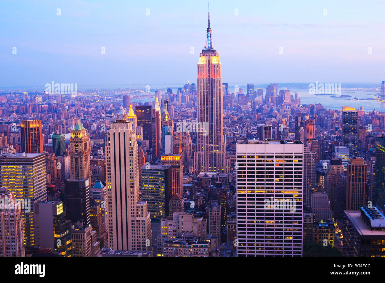 Empire State Building und Manhattan Stadtbild bei Dämmerung, New York City, New York, Vereinigte Staaten von Amerika, Nordamerika Stockfoto