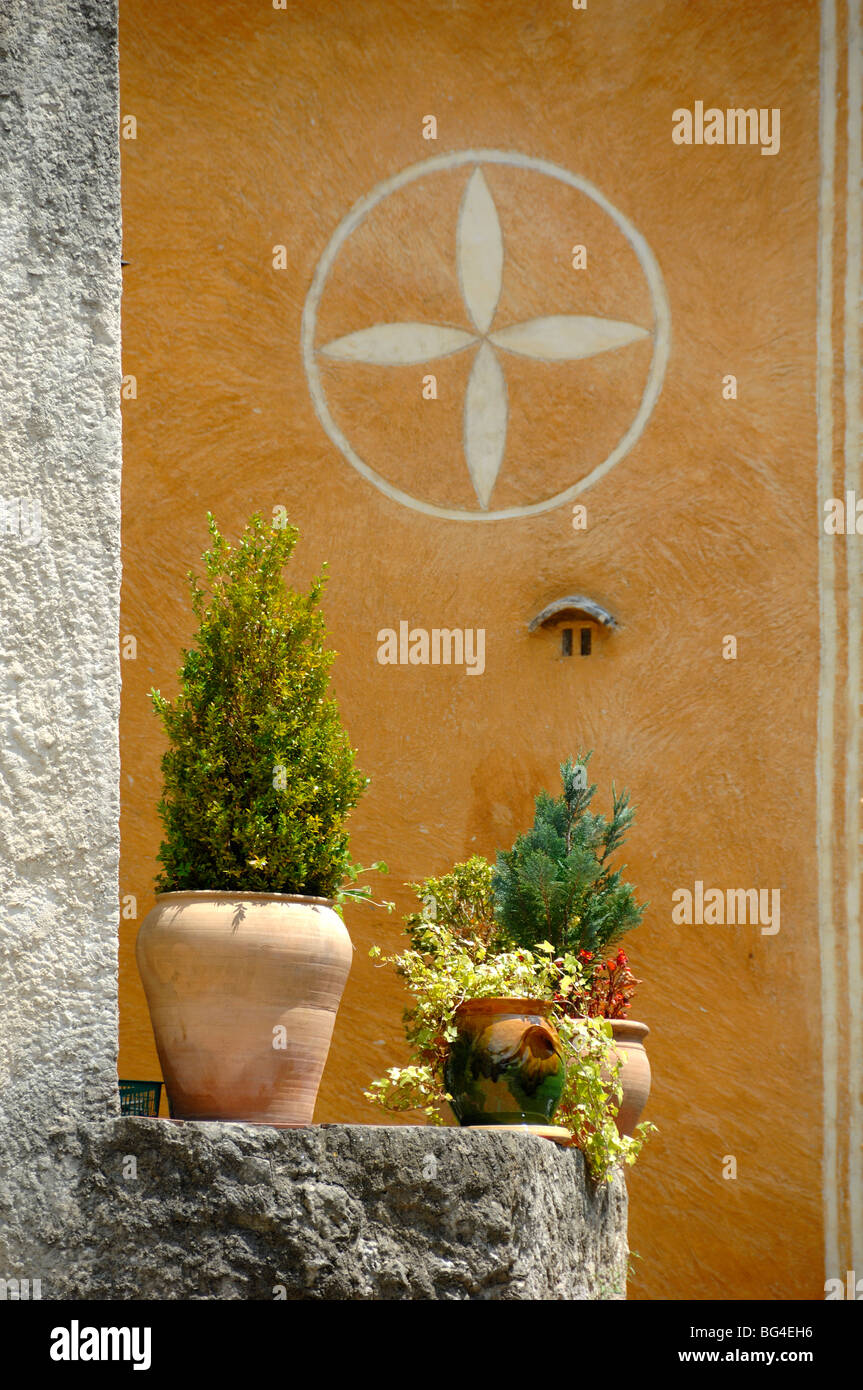 Ockerfarbenen Fassade des Haus im Dorf Saint Guilhem le Désert, Hérault, Languedoc Roussillon, Frankreich Stockfoto
