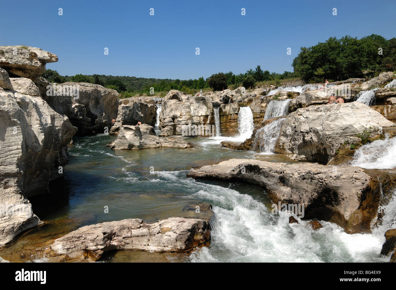 Wasserfall oder Kaskaden von Sautadet auf der Cèze River Falls über Kalksteinfelsen, La Roque Sur Cèze, Gard, Frankreich Stockfoto