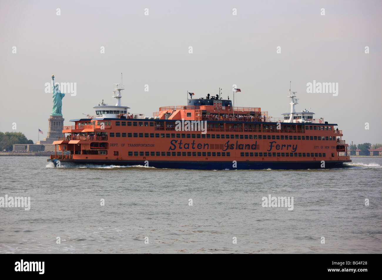 Staten Island Ferry und Statue of Liberty, New York City, New York, Vereinigte Staaten von Amerika, Nordamerika Stockfoto