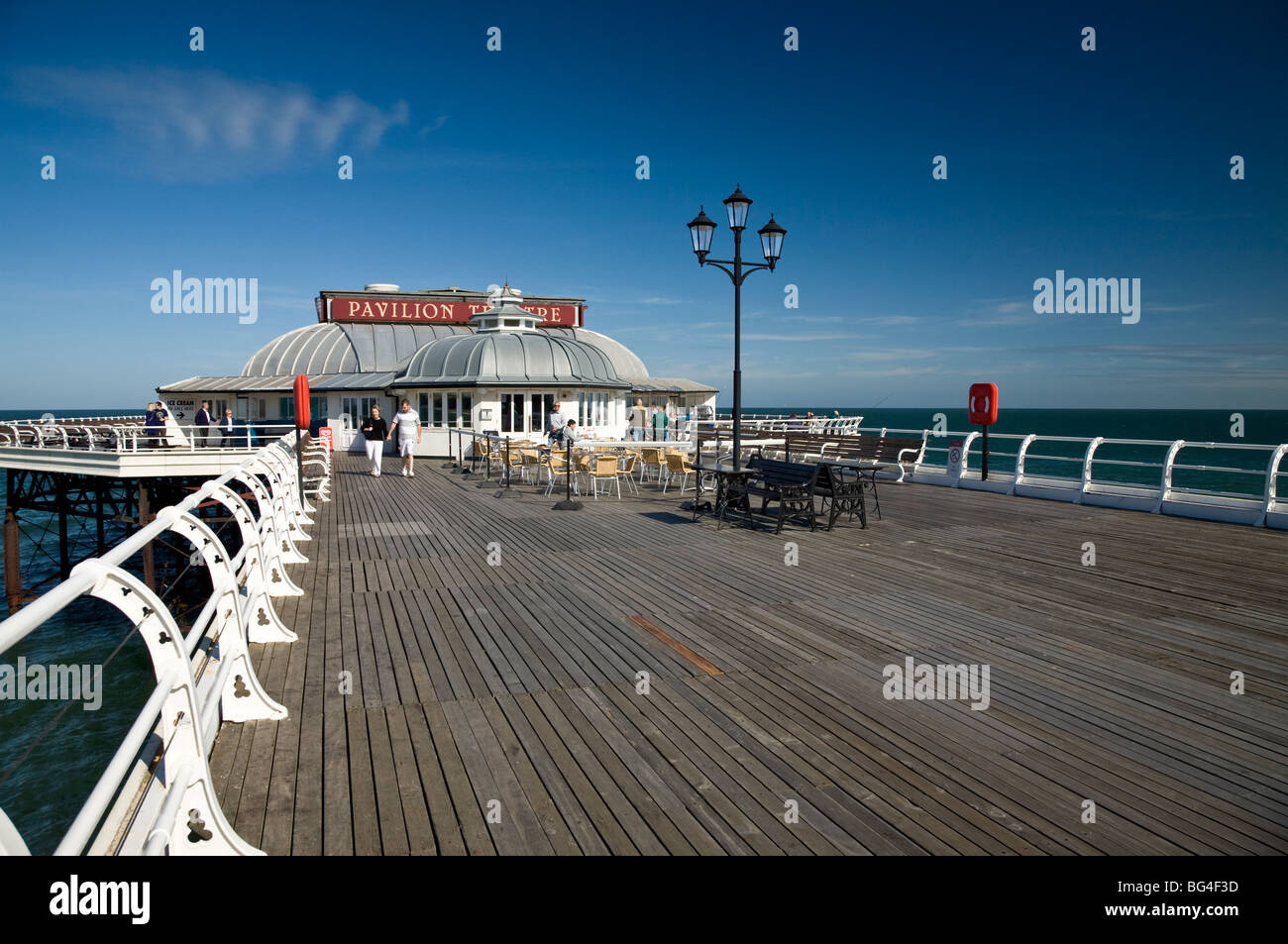 Blick entlang der Promenade am Cromer Pier in Richtung Pavilion Theatre, Norfolk, Großbritannien. Stockfoto