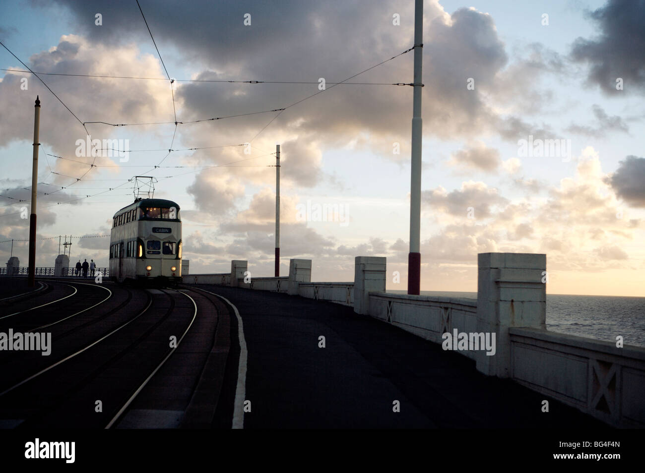 Blackpool Straßenbahn in der Abenddämmerung, Blackpool, Lancashire, England, Vereinigtes Königreich, Europa Stockfoto