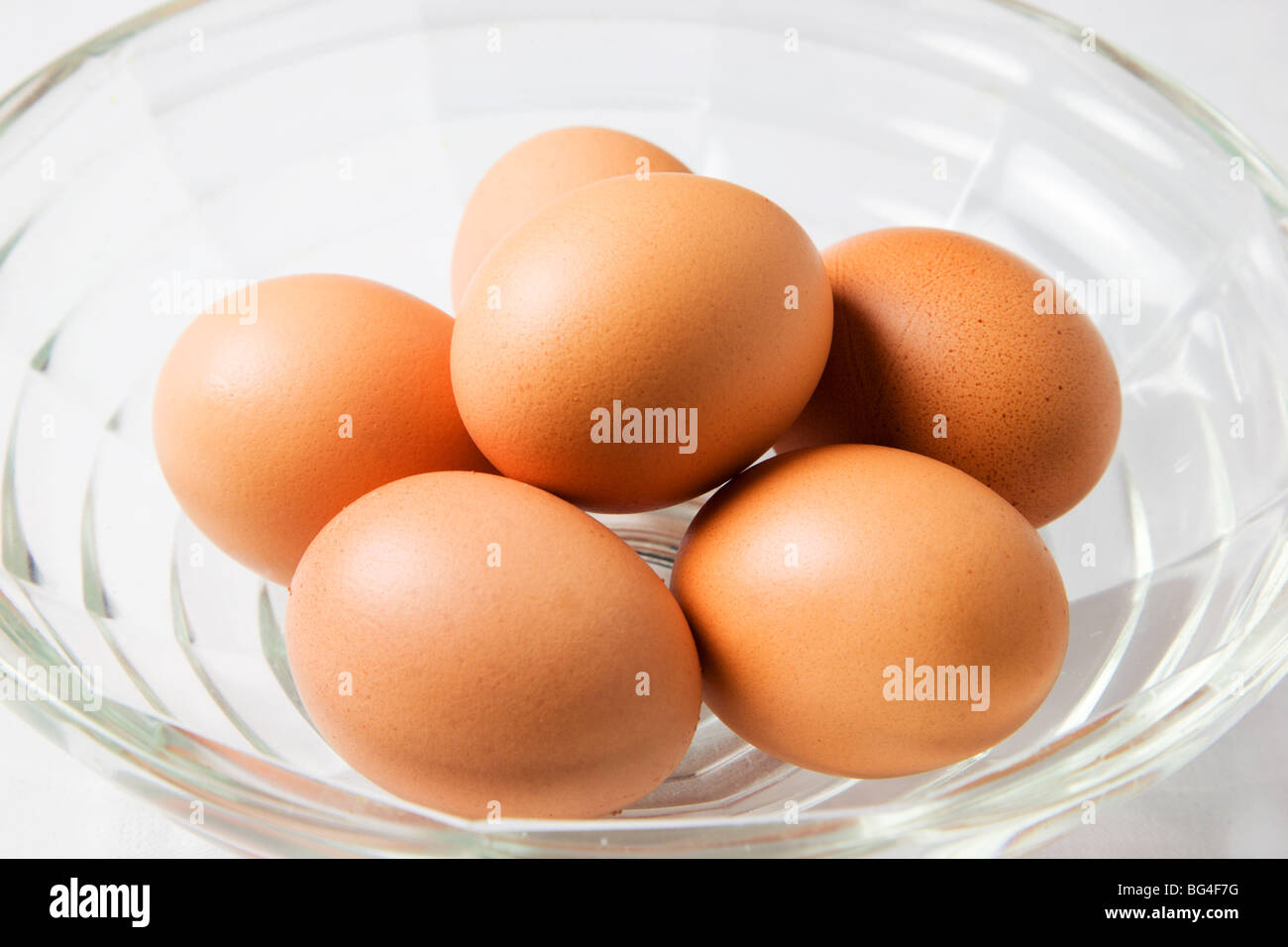 Sechs Bio-Hühner-Eiern in eine Glasschüssel Stockfoto
