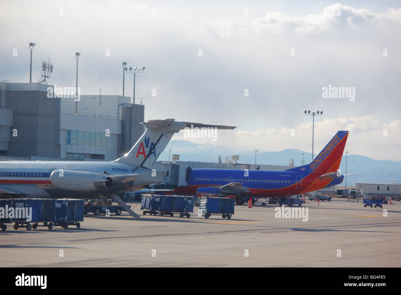Flugzeuge vor C Halle Toren des Denver International Airport in Colorado, USA. Stockfoto
