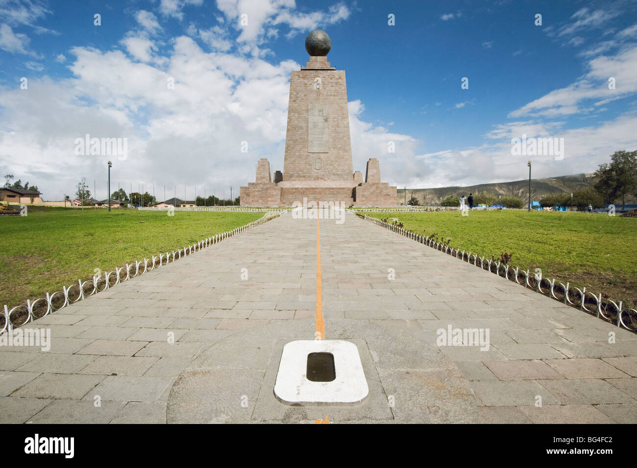 Westseite des 30m pyramidenförmige Denkmal Kennzeichnung der Äquator, La Mitad del Mundo, San Antonio, Provinz Pichincha, Ecuador Stockfoto Westseite des 30m pyramidenförmige Denkmal Kennzeichnung der Äquator, La Mitad del Mundo, San Antonio, Provinz Pichincha, Ecuador Stockfoto