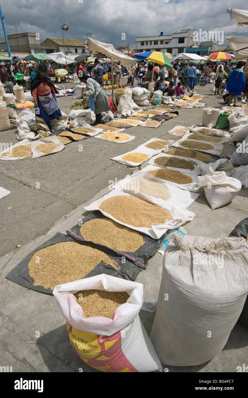 Heftklammern wie Reis und Hülsenfrüchte zum Verkauf auf Markt in Saquisili, nördlich von Latacunga, Provinz Cotopaxi, Hochland, Ecuador Stockfoto