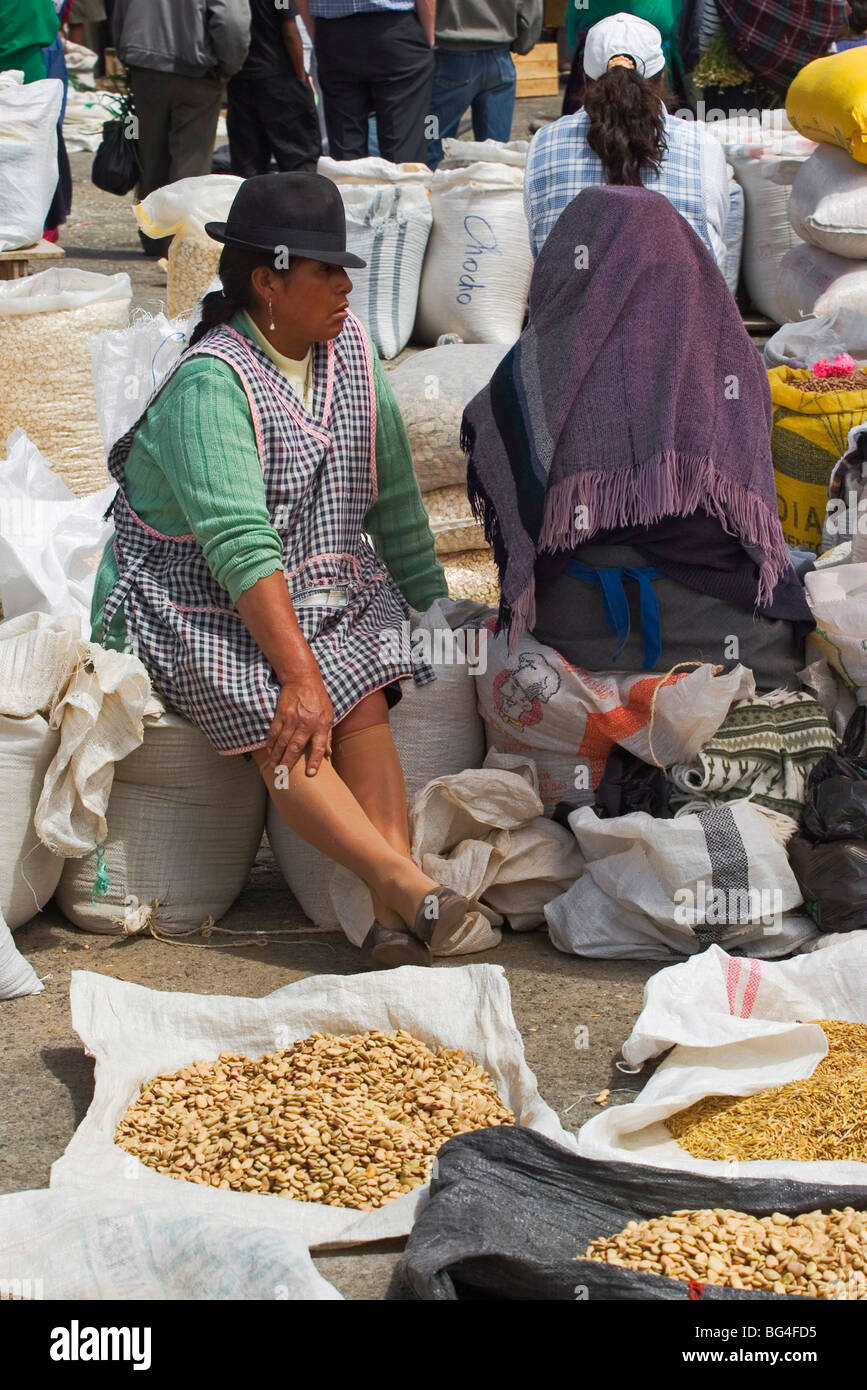 Indische Frau Limabohnen auf Dorfmarkt in Saquisili, in der Cotpaxi Provinz Central Highlands, Ecuador zu verkaufen Stockfoto