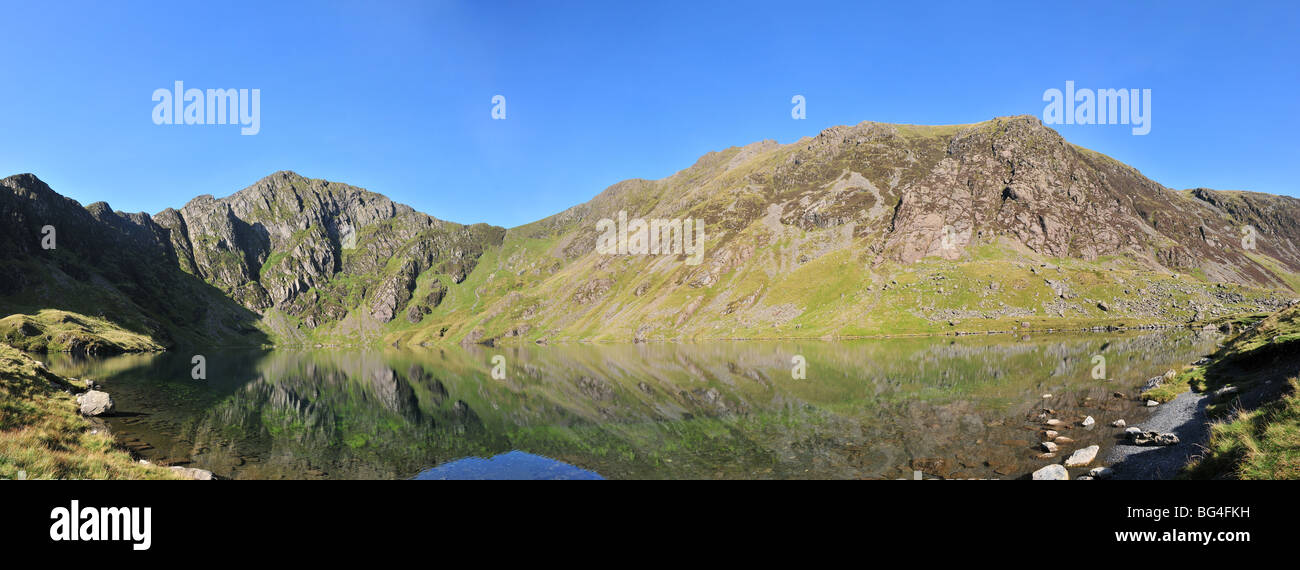 Llyn Cau, einem eiszeitlichen Corrie See auf einem noch klaren Morgen im September - mit Cadair Idris hinter Stockfoto