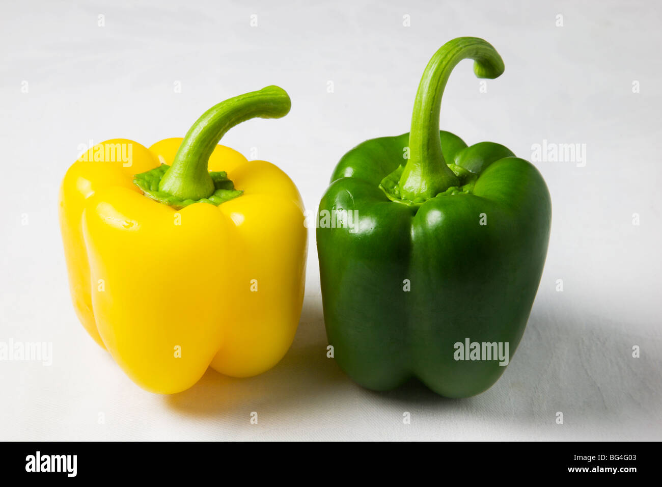Gelbe und grüne Paprika auf weißem Hintergrund Stockfoto