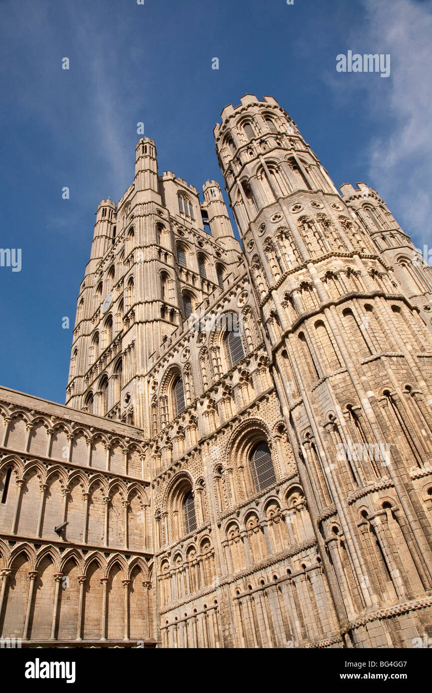 Niedrige Sicht der Ely Cathedral und die beeindruckenden Steinmetzarbeiten. Stockfoto