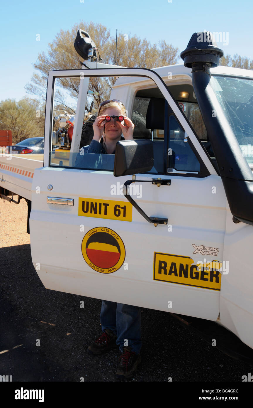 Ein Parkranger hält ein wachsames Auge auf alle möglichen Buschbrände in den Uluru-Kata Tjuta National Park, Australien Stockfoto