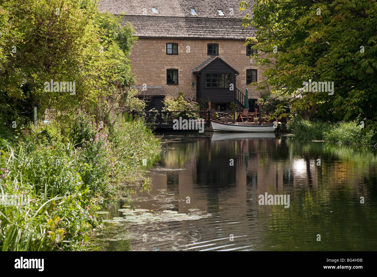 Blick auf den Fluss Nene und alte Mühle-Haus am Wasser Newton Cambridgeshire Stockfoto