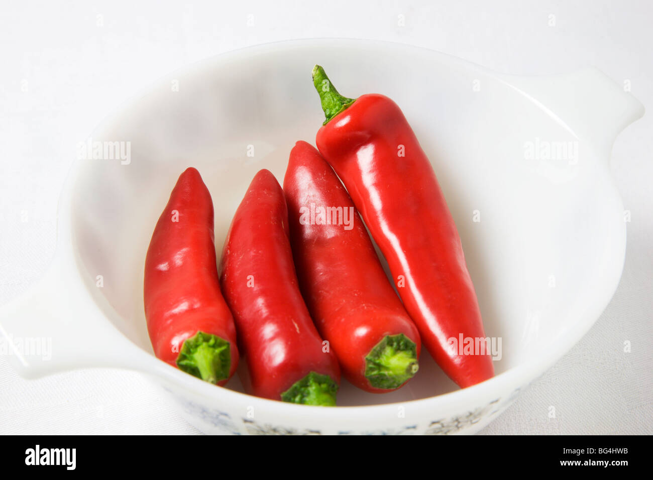 Rote Chilischoten in einem weißen Teller Stockfoto