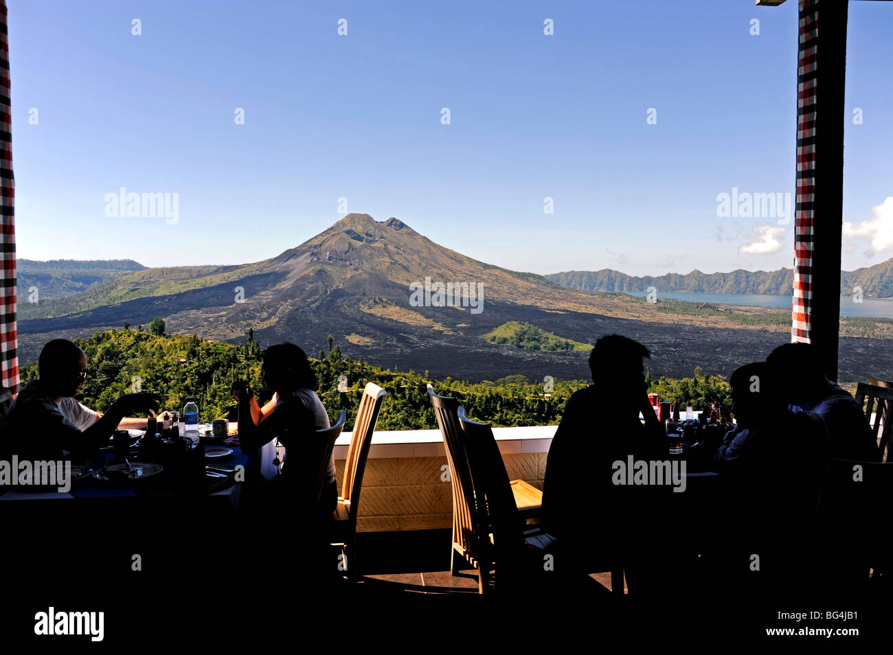 Gunung Batur Vulkan und Lake Batur, Blick vom Restaurant auf Kintamani, Bali, Indonesien Stockfoto
