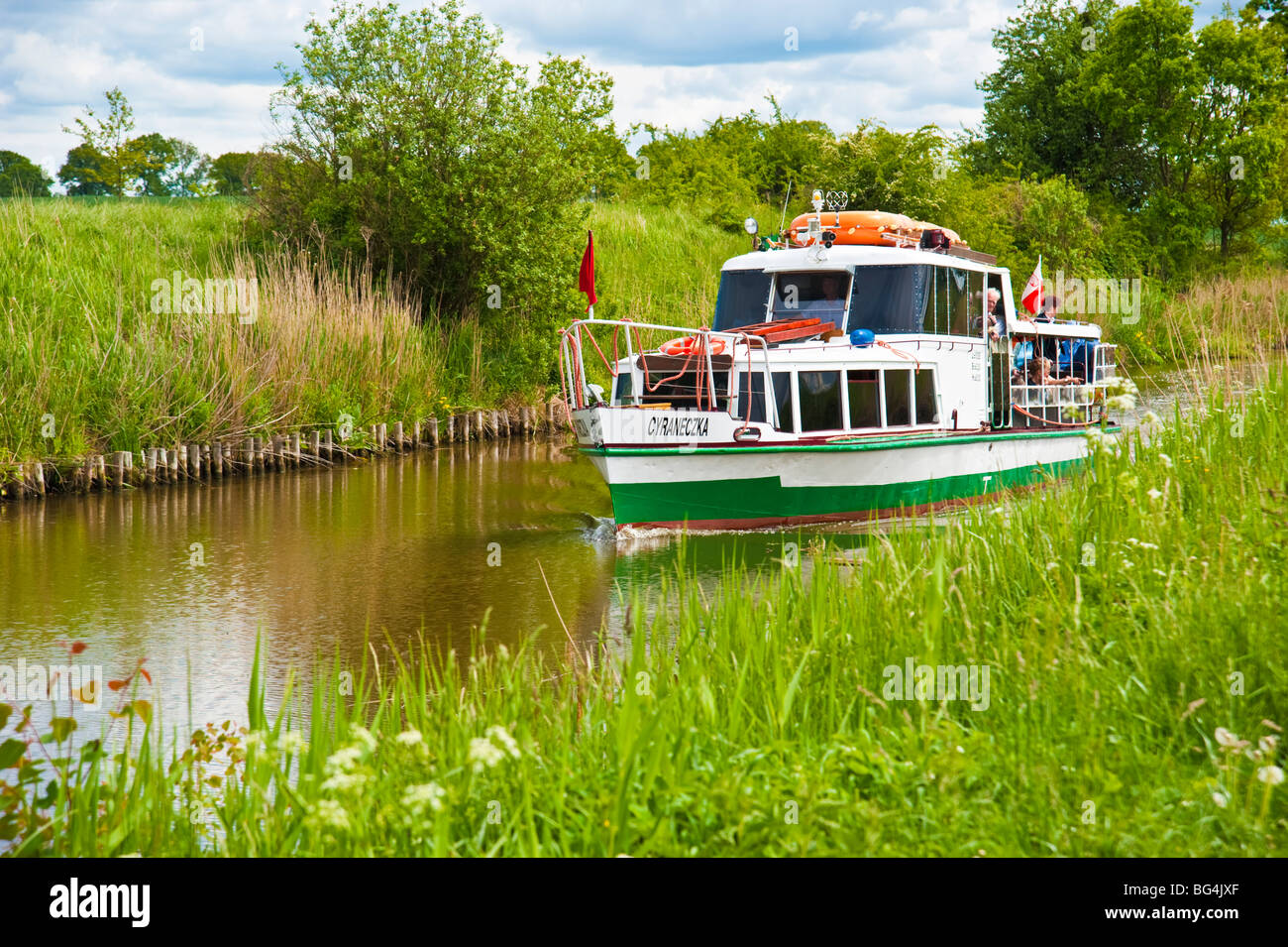 Touristenboot auf Elblaski Kanal in der Nähe von Elbing, Polen | Oberländischer Kanal, Elbing, Polen Stockfoto