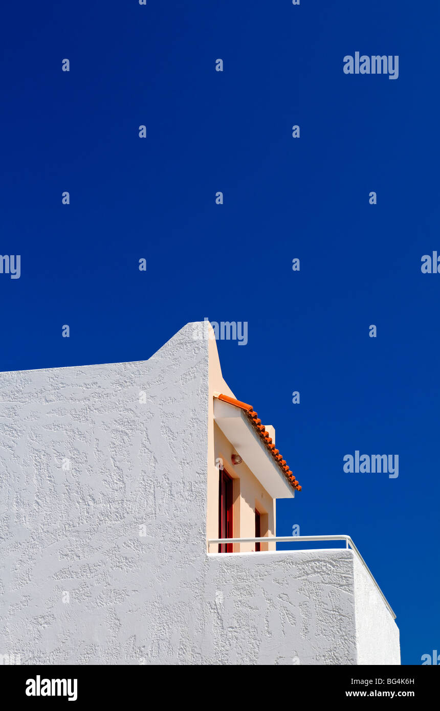 Blick von Balkon auf Neugriechisch Ferienwohnung mit blauem Himmel hinter Stockfoto