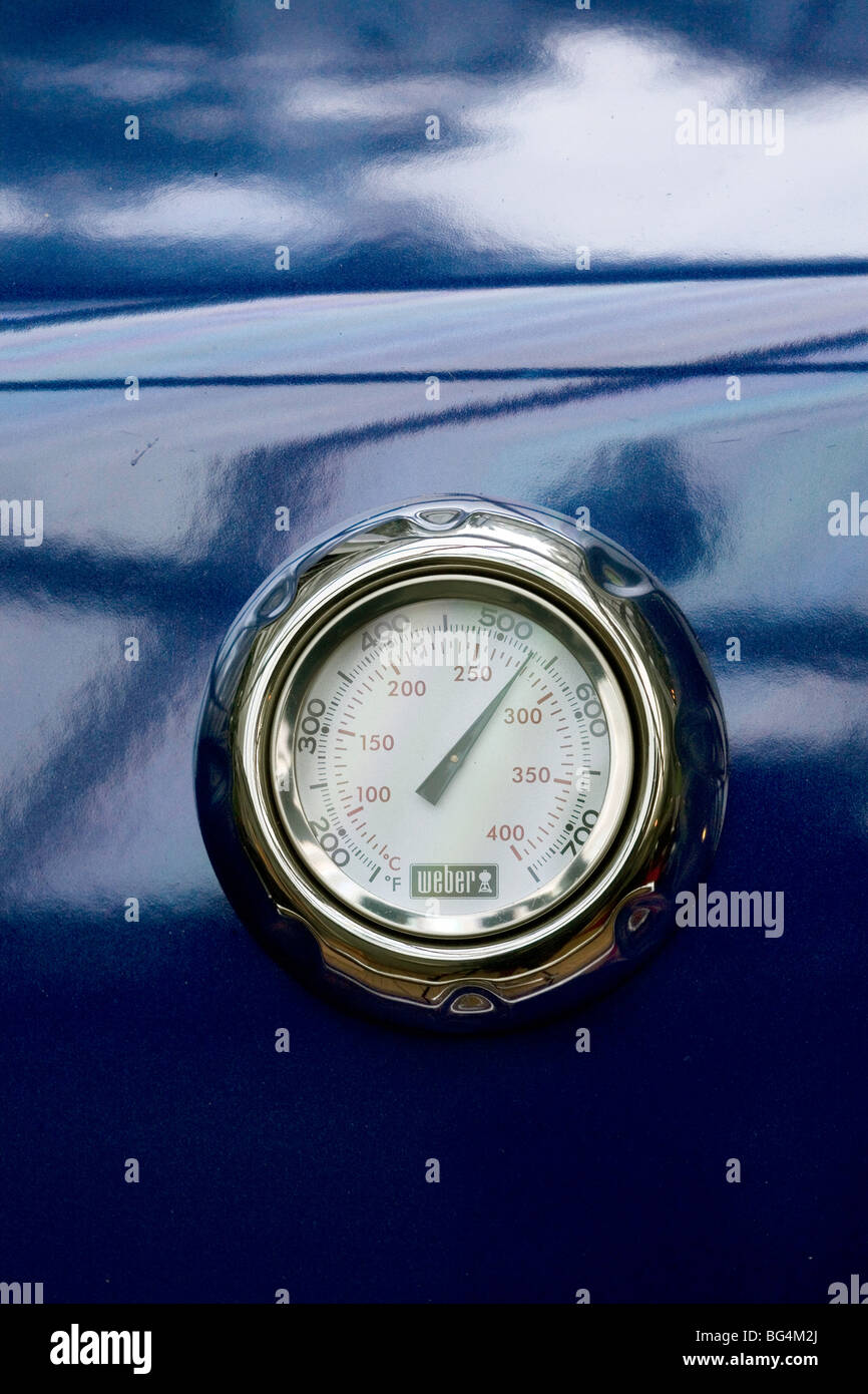 Temperaturanzeige auf blauen Weber Genesis Grill Stockfotografie - Alamy