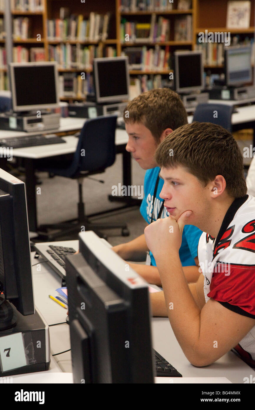 St. Clair Shores, Michigan - Studenten im Mediacenter (Bibliothek) an Lake Shore High School. Stockfoto