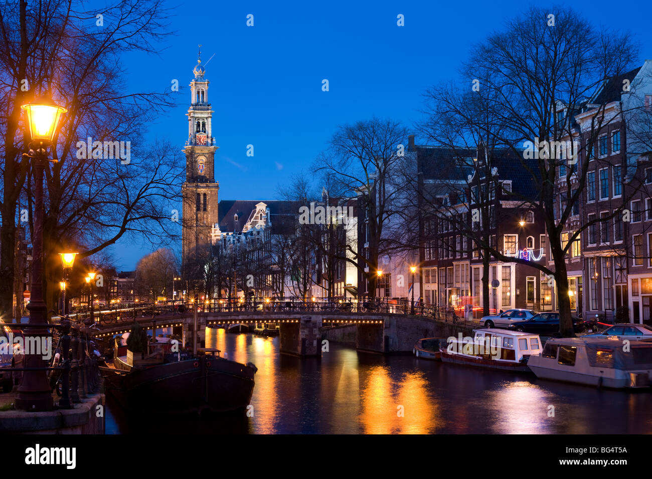 Westertoren Wester "Toren" Amsterdam. Der Turm der Westerkerk, West Church an der Prinsengracht, Prinsen Gracht Kanal in der Abenddämmerung Stockfoto