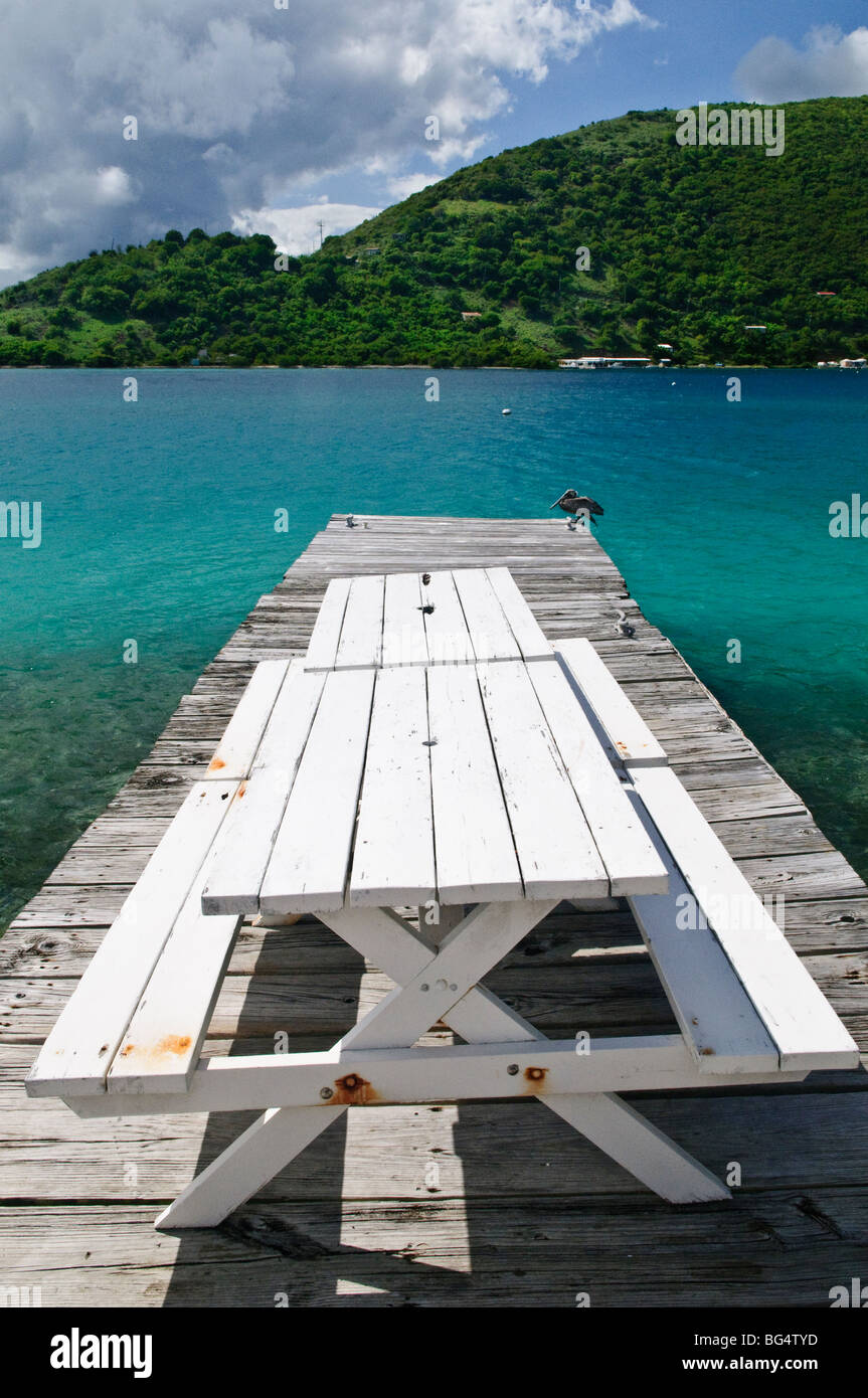 Abe's Restaurant Jost Van Dyke British Virgin Islands // JOST VAN DYKE, British Virgin Islands — Abe's Restaurant. Jost Van Dyke Island ist ein malerisches karibisches Reiseziel, das für seine unberührten Strände, das klare türkisfarbene Wasser und die entspannte Atmosphäre bekannt ist. Diese kleine Insel, Teil der Britischen Jungferninseln, zieht Besucher mit ihrer natürlichen Schönheit, pulsierenden Strandbars und Möglichkeiten zum Segeln und Schnorcheln an. Die Insel ist ein beliebter Ort für Touristen, die einen ruhigen Kurzurlaub in einem tropischen Paradies suchen. Stockfoto