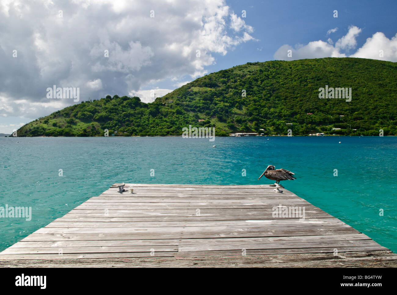 Abe's Restaurant Jost Van Dyke British Virgin Islands // JOST VAN DYKE, British Virgin Islands — Abe's Restaurant auf Jost Van Dyke. Jost Van Dyke Island ist ein malerisches karibisches Reiseziel, das für seine unberührten Strände, das klare türkisfarbene Wasser und die entspannte Atmosphäre bekannt ist. Diese kleine Insel, Teil der Britischen Jungferninseln, zieht Besucher mit ihrer natürlichen Schönheit, pulsierenden Strandbars und Möglichkeiten zum Segeln und Schnorcheln an. Die Insel ist ein beliebter Ort für Touristen, die einen ruhigen Kurzurlaub in einem tropischen Paradies suchen. Stockfoto
