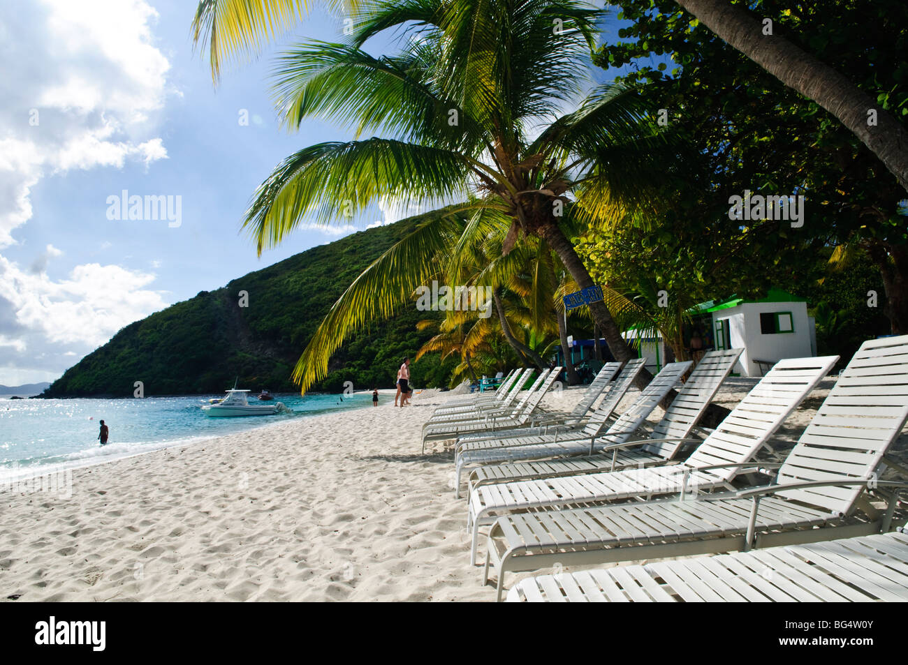 Soggy Dollar Bar White Bay Jost Van Dyke British Virgin Islands // JOST VAN DYKE, British Virgin Islands — die Soggy Dollar Bar, die sich in der unberührten White Bay von Jost Van Dyke befindet, ist eine berühmte Strandbar, die für ihre entspannte Atmosphäre und die Erfindung des Schmerzmittels-Cocktails berühmt ist. Besucher schwimmen oft von ihren Booten aus an Land, was die einzigartige und entspannte Atmosphäre der Bar unterstreicht. Stockfoto
