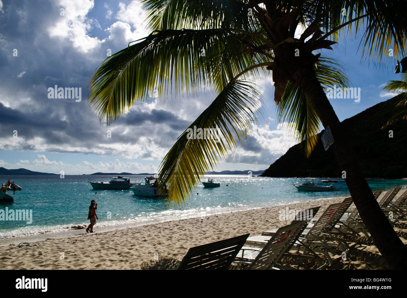 JOST VAN DYKE, British Virgin Islands – die Soggy Dollar Bar, die sich an der unberührten White Bay von Jost Van Dyke befindet, ist eine berühmte Strandbar, die für ihre entspannte Atmosphäre und die Erfindung des Schmerzmittel-Cocktails berühmt ist. Besucher schwimmen oft von ihren Booten aus an Land, was die einzigartige und entspannte Atmosphäre der Bar unterstreicht. Stockfoto