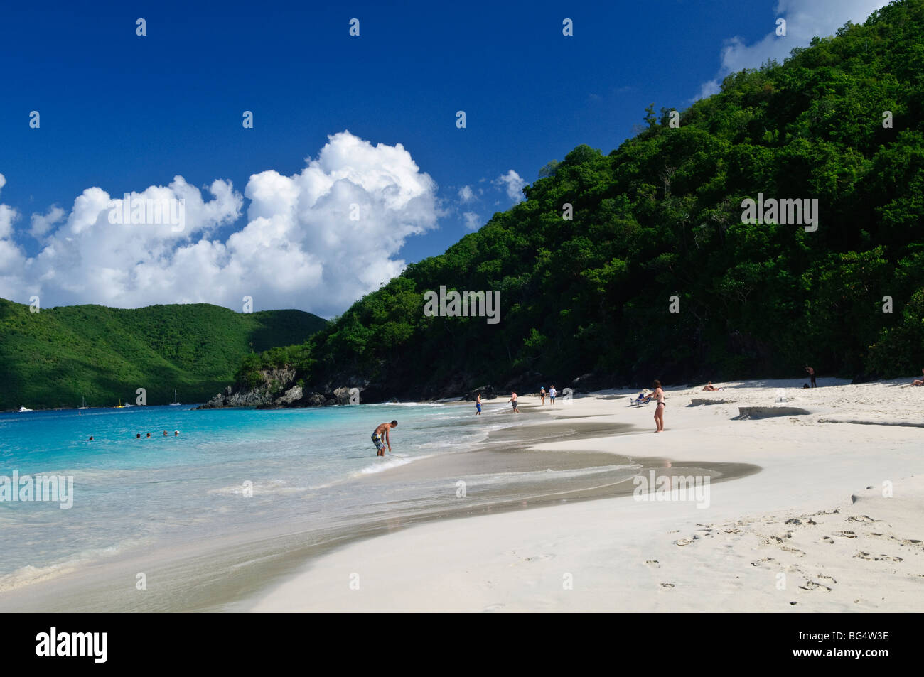 Cinnamon Bay Beach St John US Virgin Islands // CINNAMON BAY, US Virgin Islands – Ein malerischer Blick auf Cinnamon Bay, einen unberührten tropischen Strand am Nordufer von St. John auf den US Virgin Islands. Der halbmondförmige Strand mit seinem weißen Sand und türkisfarbenem Wasser ist von üppiger Vegetation umgeben, was die natürliche Schönheit der Karibik veranschaulicht. Stockfoto