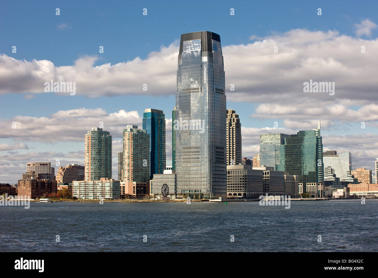 Jersey City, New Jersey, gesehen aus dem Hafen von New York City, New York, USA Stockfoto