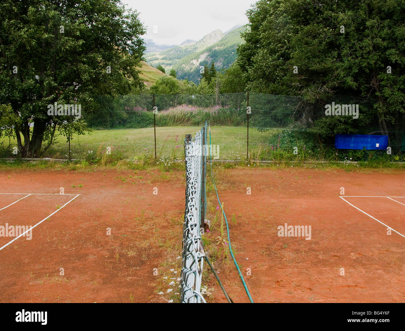 Tennis Verlassenheit alte vernachlässigt aufgegeben aufgegebenen Zeile Zeilen rote Erde Sport Unkraut Val d ' Aosta Italien Alpes Ayas Stockfoto