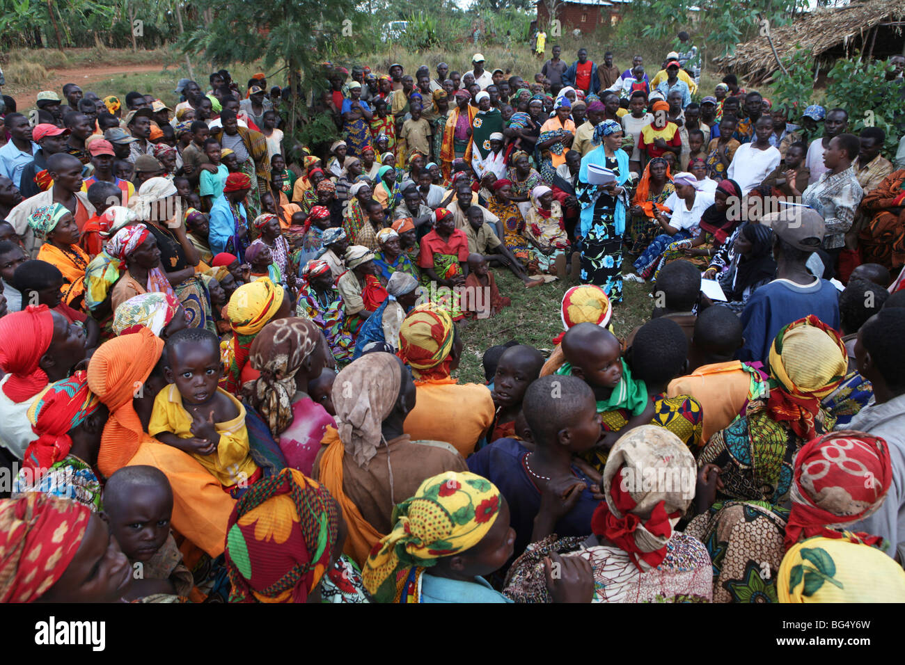 Während des Krieges in Burundi eine halbe million Menschen nach Tanzania.Now geflohen kehren sie zurück, dass Ands beim Wiederaufbau ihrer Häuser Stockfoto