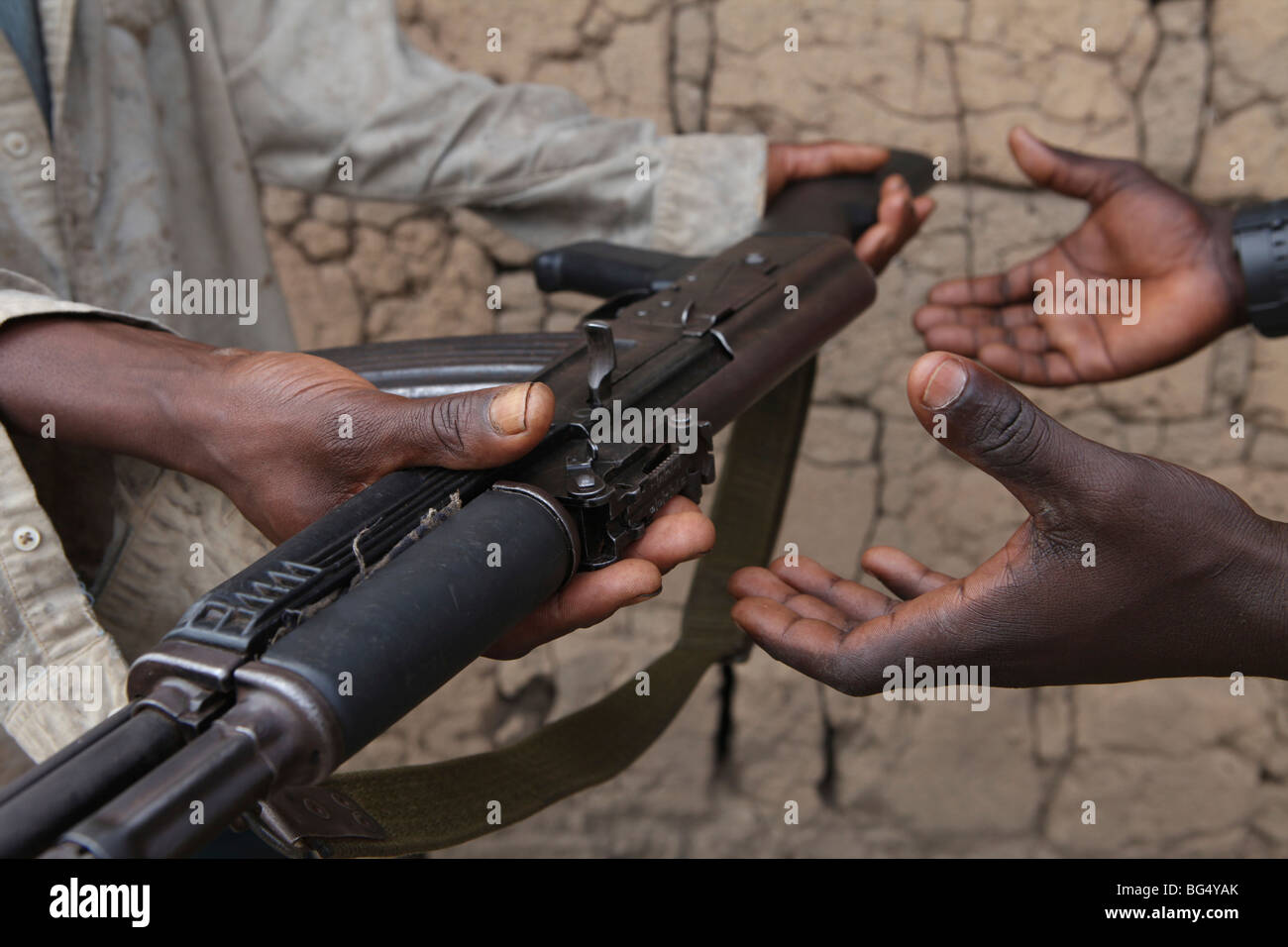 Während des Krieges in Burundi eine halbe million Menschen nach Tanzania.Now geflohen kehren sie zurück, dass Ands beim Wiederaufbau ihrer Häuser Stockfoto