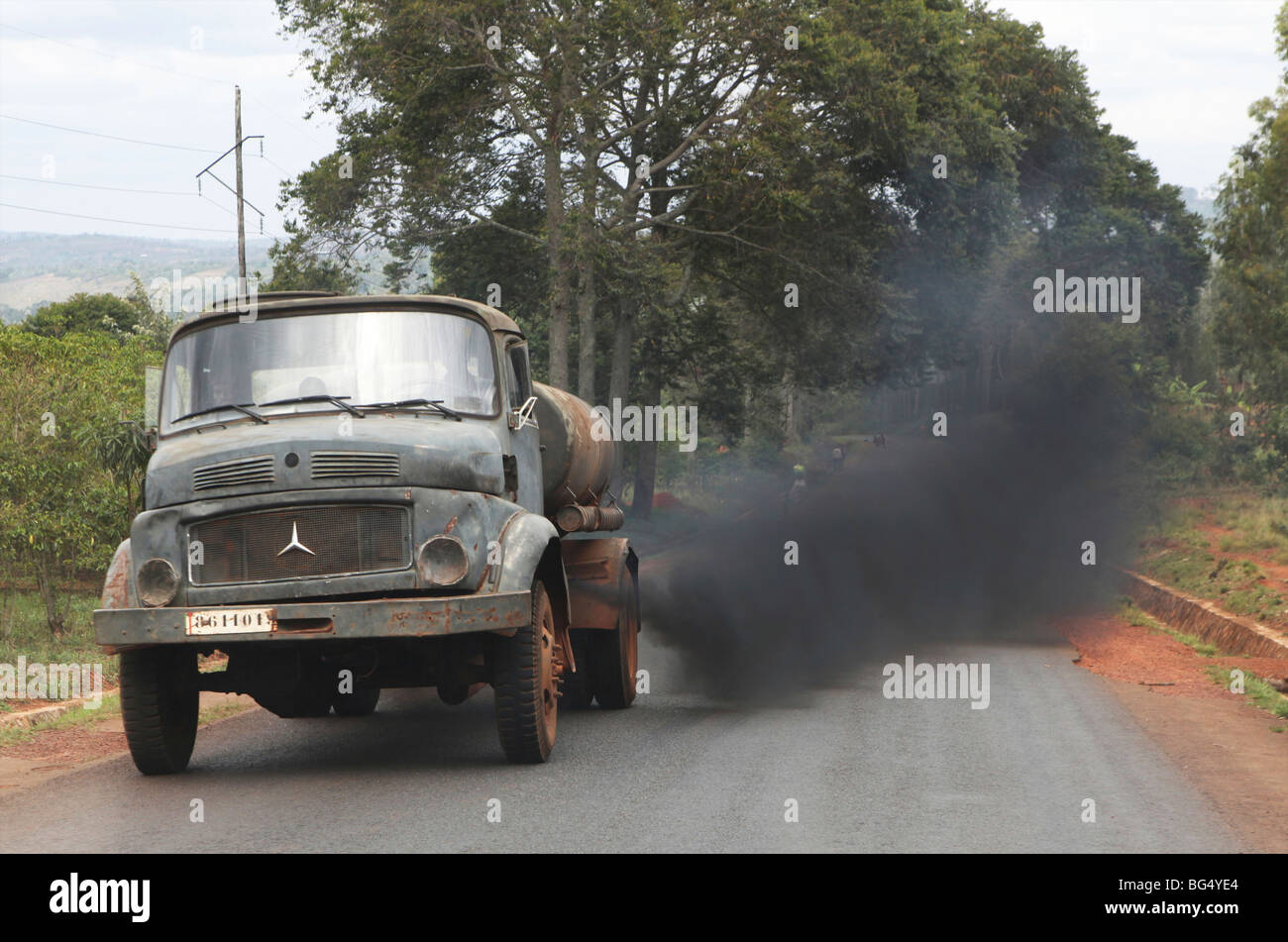 Während des Krieges in Burundi eine halbe million Menschen nach Tanzania.Now geflohen kehren sie zurück, dass Ands beim Wiederaufbau ihrer Häuser Stockfoto